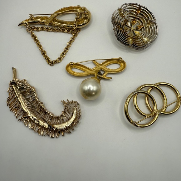 Vintage Gold Tone Brooch Collection, 5 piece lot, classic, grandma, euro, fem - Picture 5 of 10